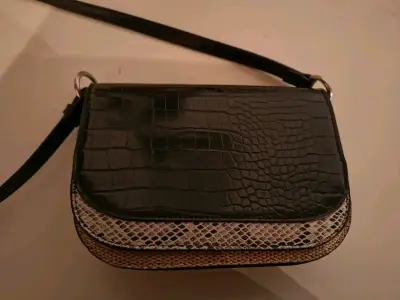 Cartera negra efecto cocodrilo - miniatura 3