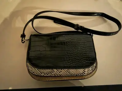 Cartera negra efecto cocodrilo - miniatura 4