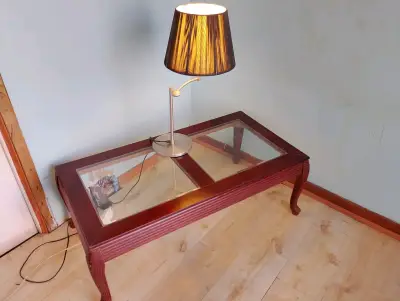 Mesa de centro de vidrio y lámpara - miniatura 1
