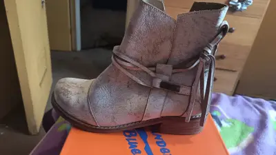 Botines beige de cuero desgastado - miniatura 1