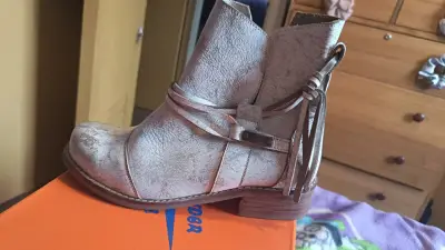 Botines beige de cuero desgastado - miniatura 4