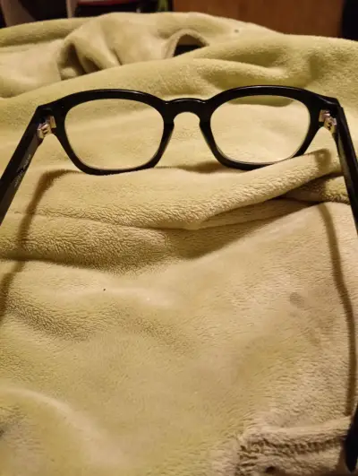 Lentes de armazón negro - miniatura 1