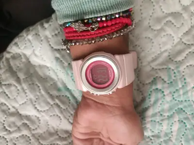 Reloj digital rosa Casio - miniatura 1