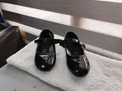 Zapatos negros de charol para niña - miniatura 1