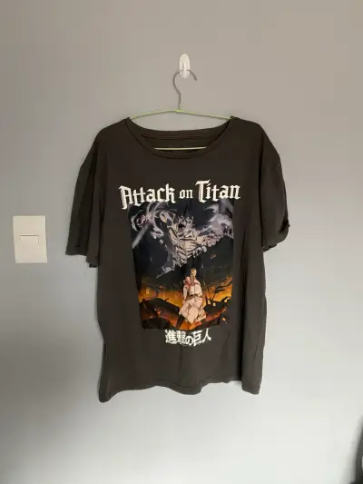 Polera gris Attack on Titan - miniatura 1