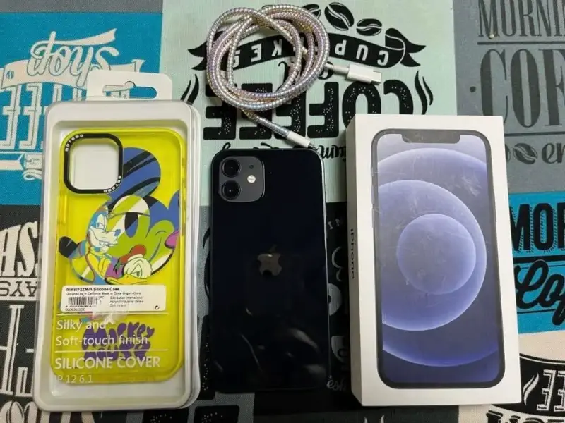 iPhone 12 en excelente estado con accesorios - 1