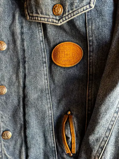 Chaqueta de mezclilla con forro rojo - miniatura 2