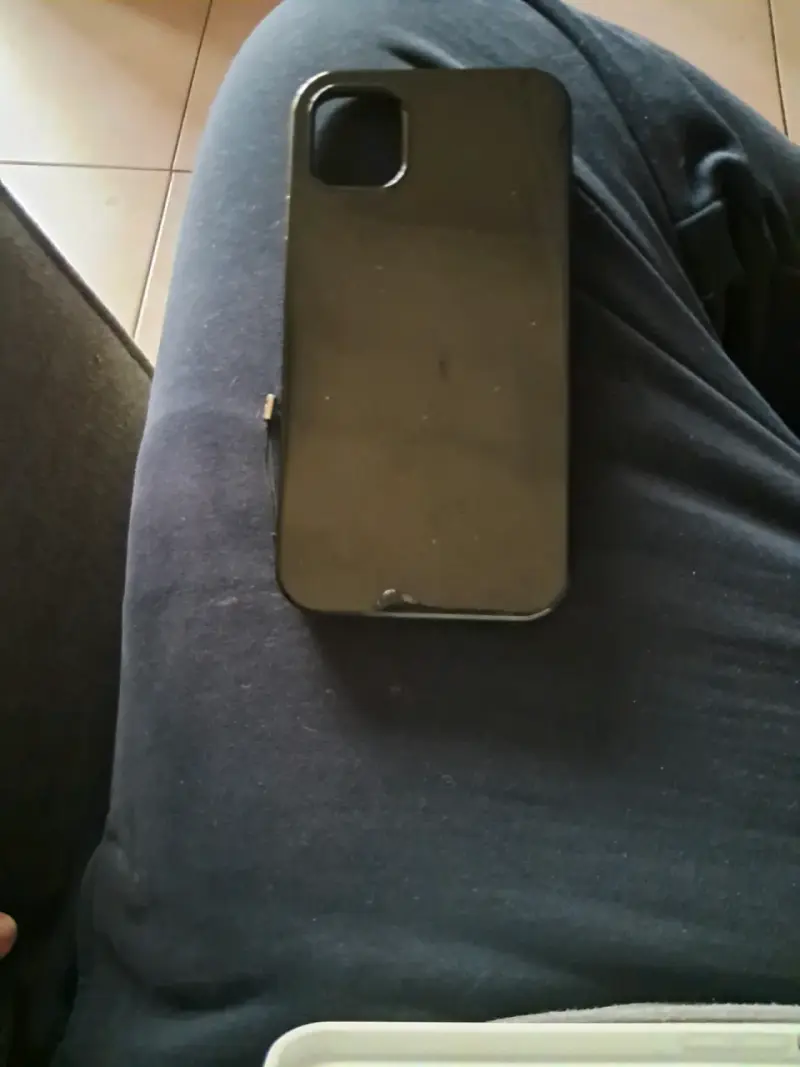 Funda blanca y negra para celular iphone 11 - 3