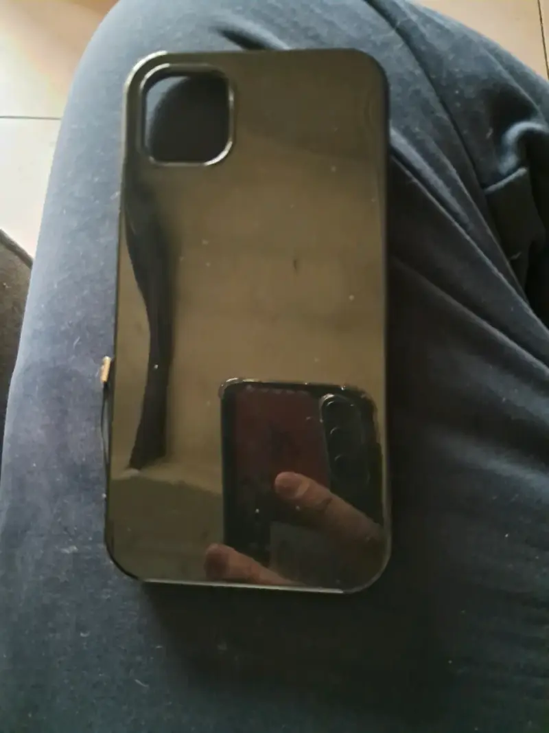 Funda blanca y negra para celular iphone 11 - 4