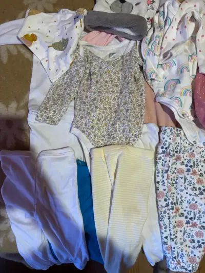 Conjunto de ropa de bebé variada - miniatura 5