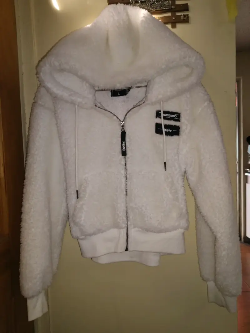 Chaqueta con capucha blanca
