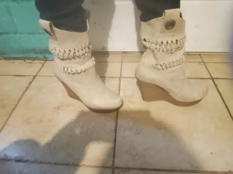 Botines beige con cuña