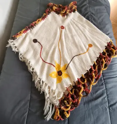 Poncho tejido con diseño floral - miniatura 1