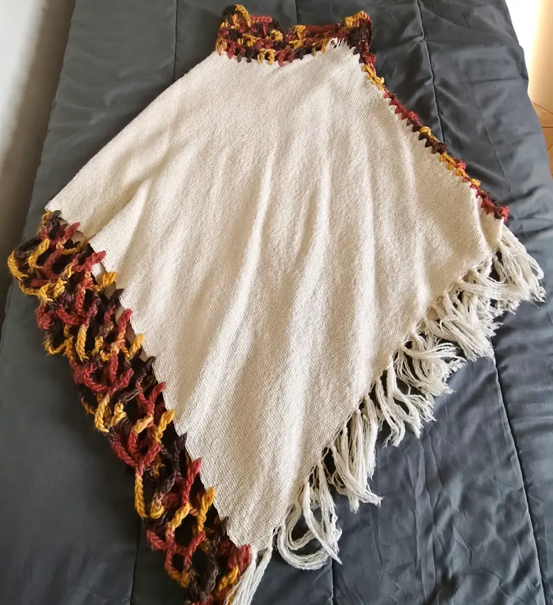 Poncho tejido con diseño floral - 2