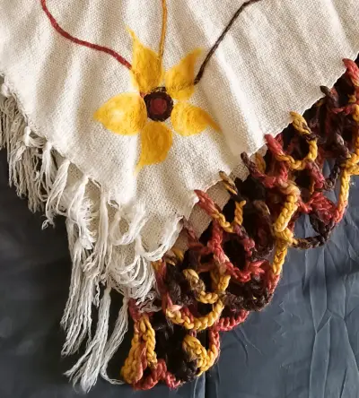 Poncho tejido con diseño floral - miniatura 3