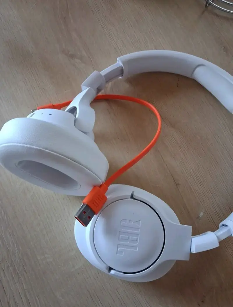 Audífonos JBL blancos con USB