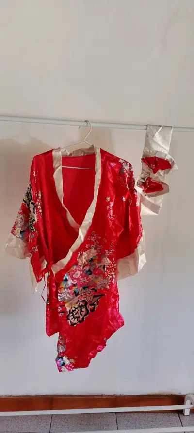 Kimono rojo floreado - miniatura 1