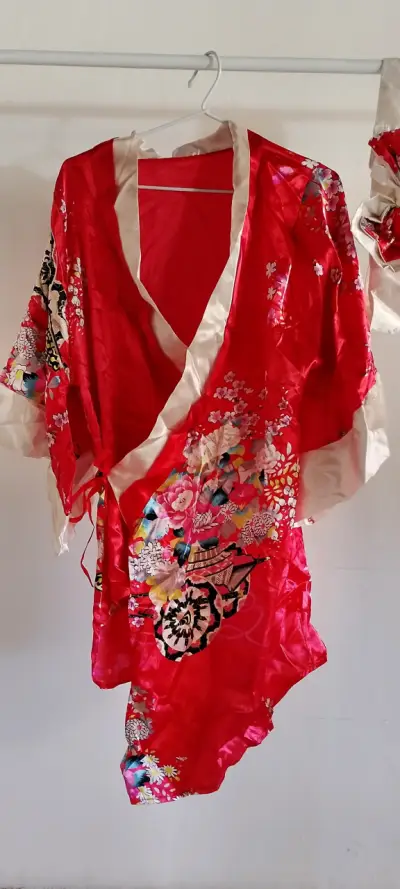 Kimono rojo floreado - miniatura 2