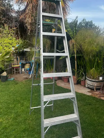 Escalera de aluminio alta - miniatura 1