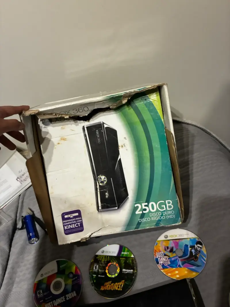 Consola Xbox 360 con accesorios (solo lo que se ve - 2