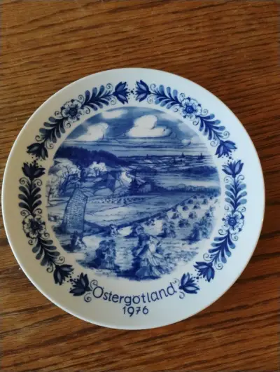 Plato decorativo Östergötland 1976 de porcelana. - miniatura 1