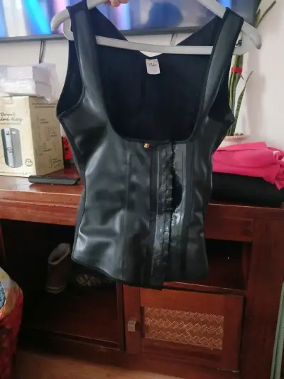 Top de ecocuero negro - miniatura 1
