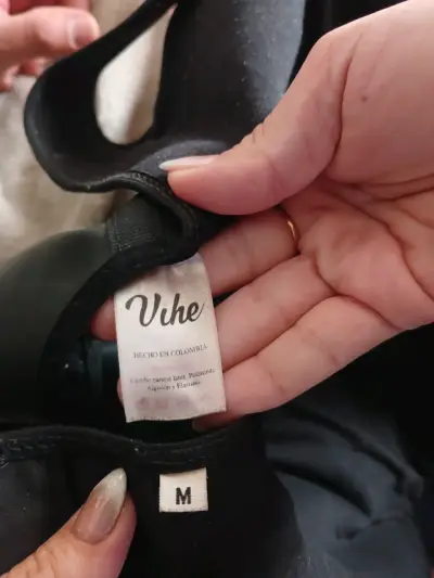 Top de ecocuero negro - miniatura 3