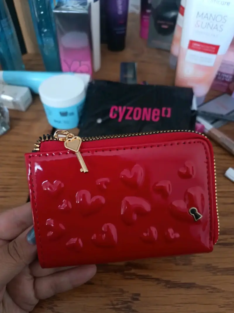 Monedero rojo con corazones
