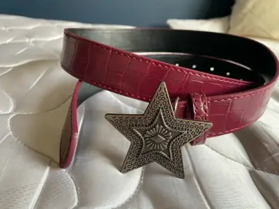Cinturón rojo con hebilla de estrella - miniatura 1
