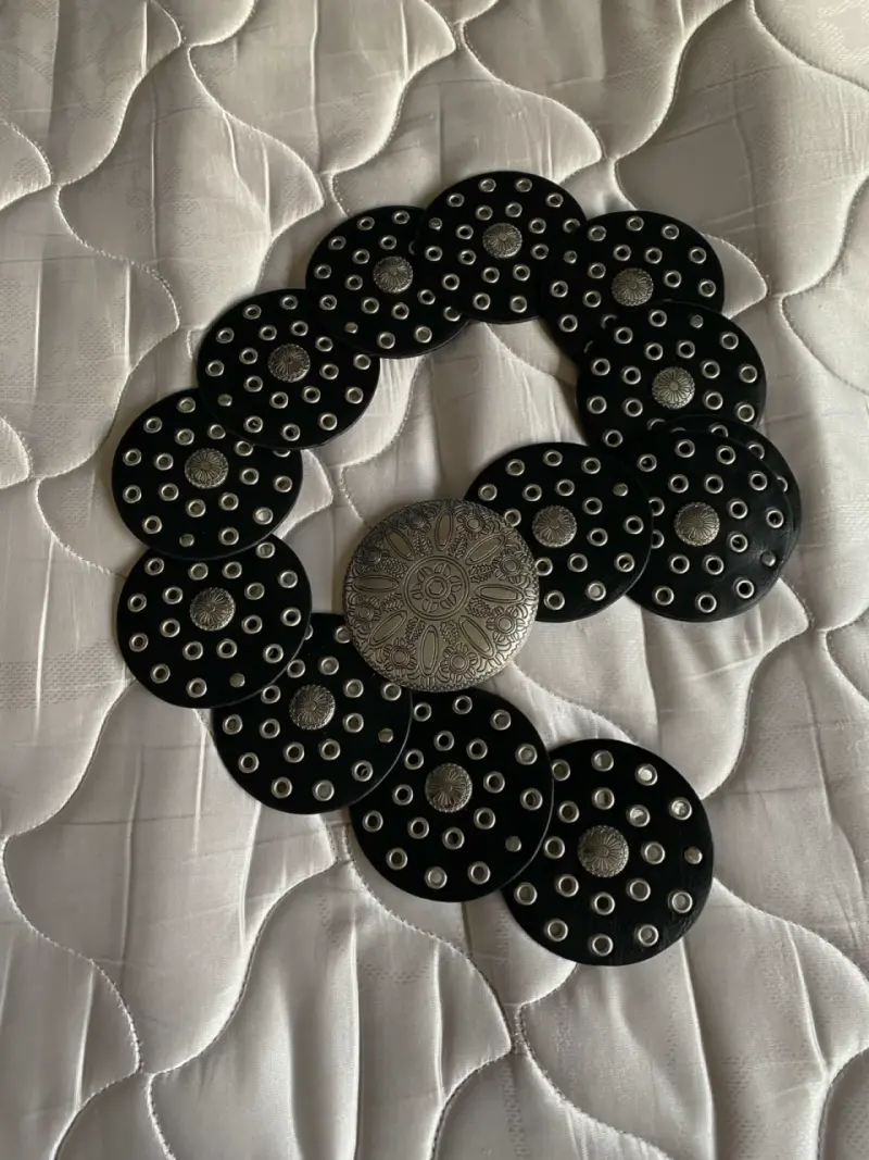 Cinturón negro con apliques metálicos - 2