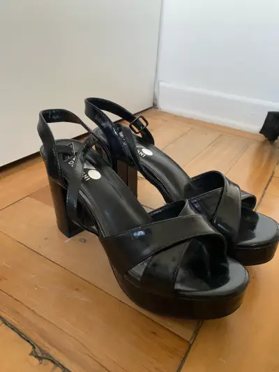 Sandalias negras de tacón alto - miniatura 1
