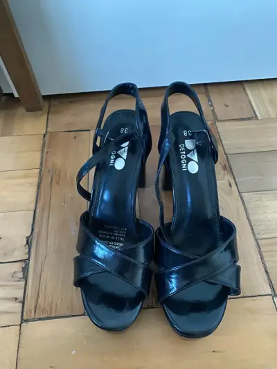 Sandalias negras de tacón alto - miniatura 2