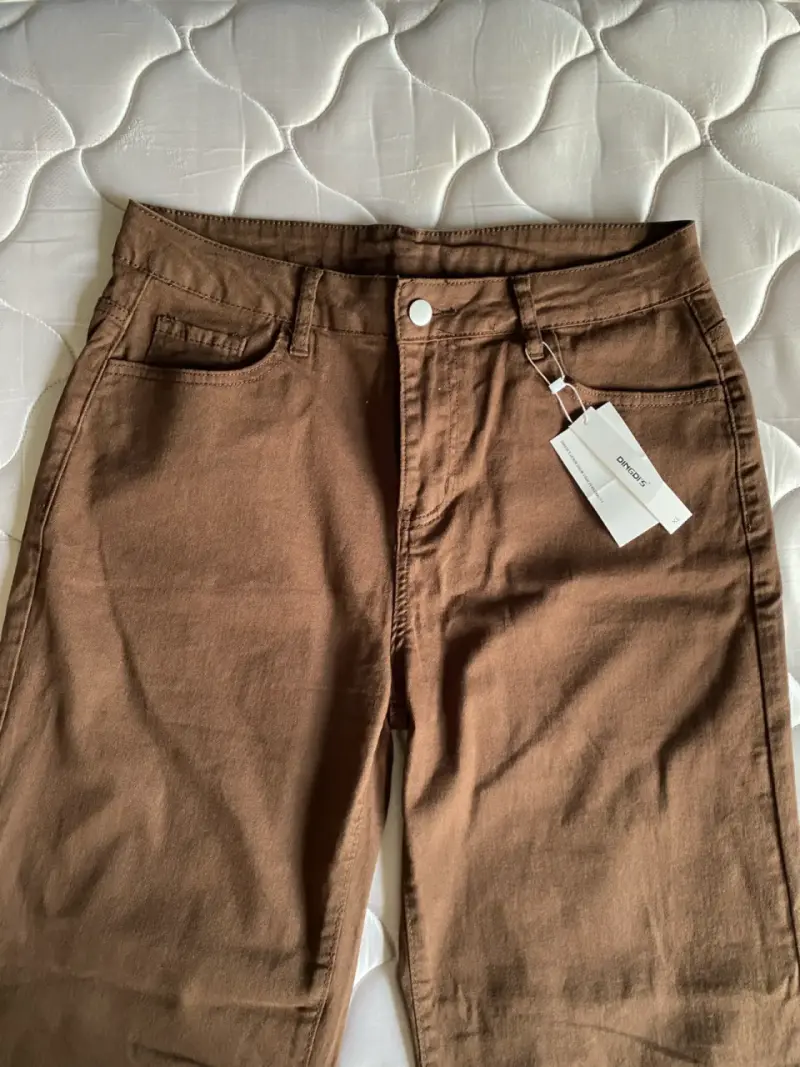 Pantalones café con etiqueta - 1
