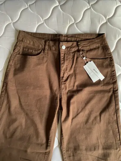 Pantalones café con etiqueta - miniatura 1