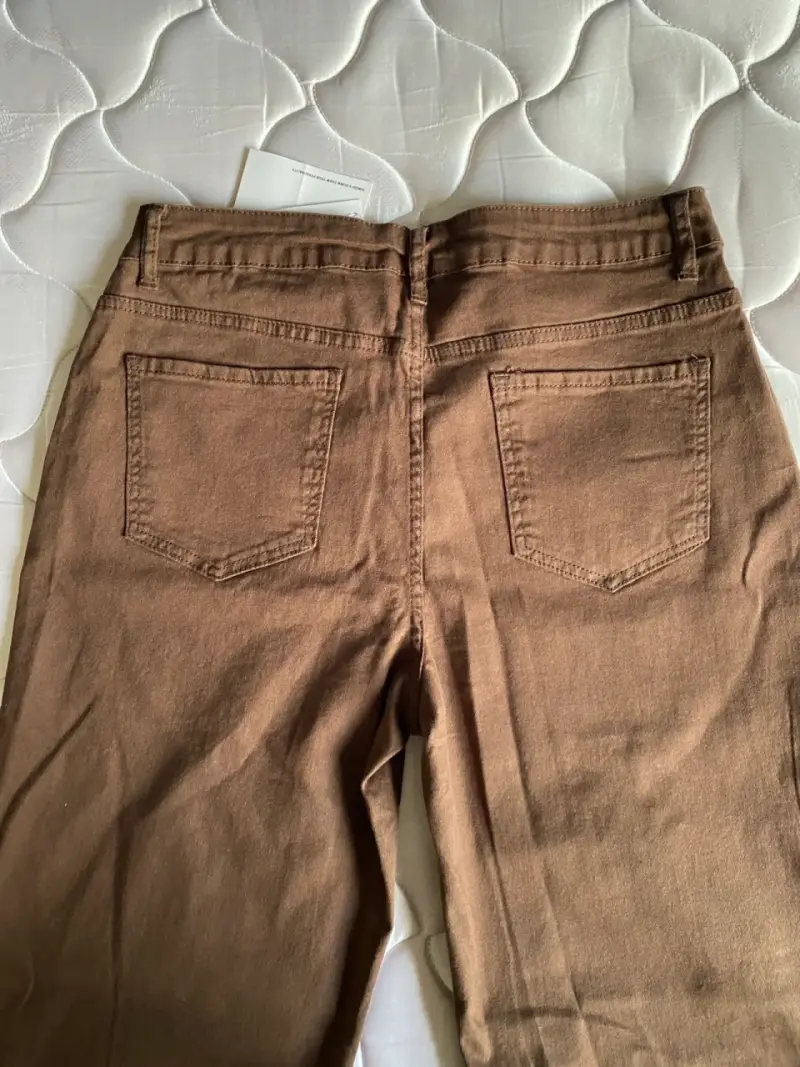 Pantalones café con etiqueta - 2