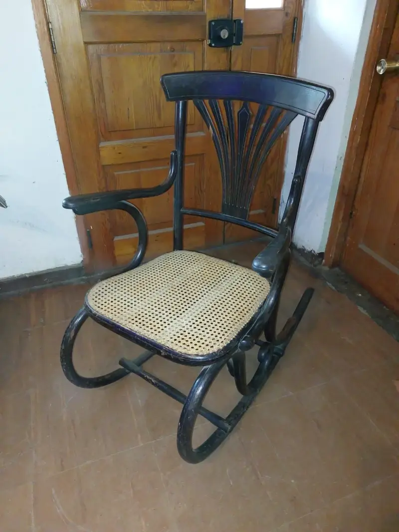 Silla mecedora de madera - 1