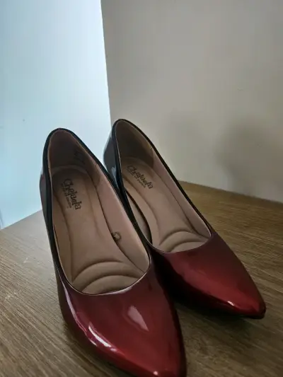 Tacones rojos de charol - miniatura 1