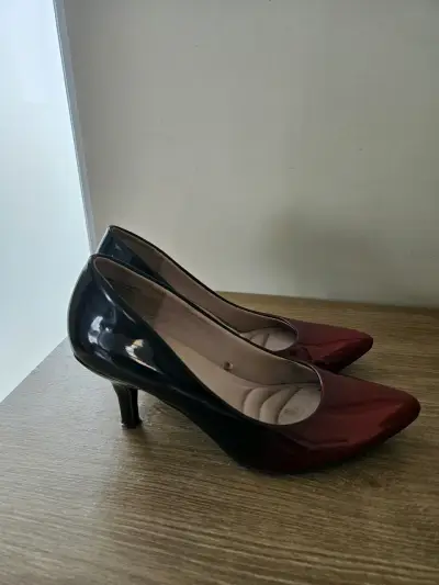 Tacones rojos de charol - miniatura 2