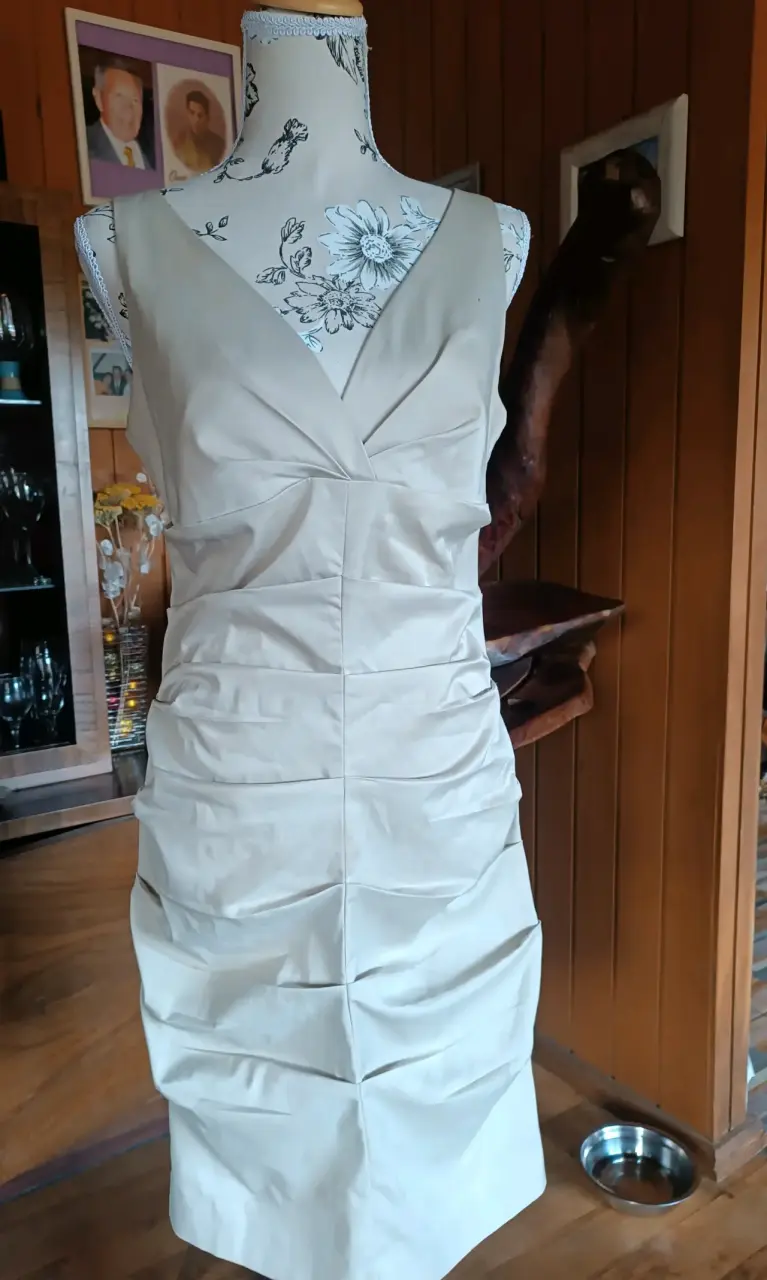 Vestido beige con pliegues - 1