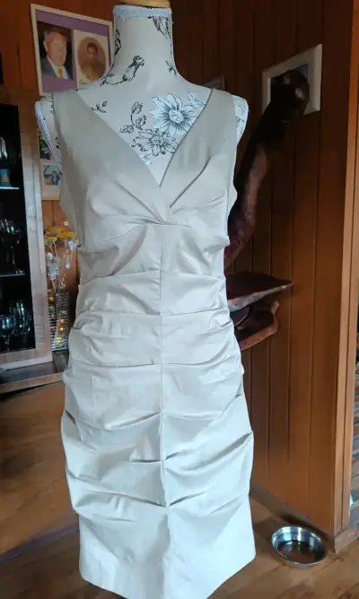 Vestido beige con pliegues - miniatura 1