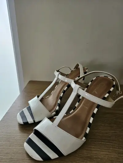 Sandalias blancas con rayas - miniatura 2