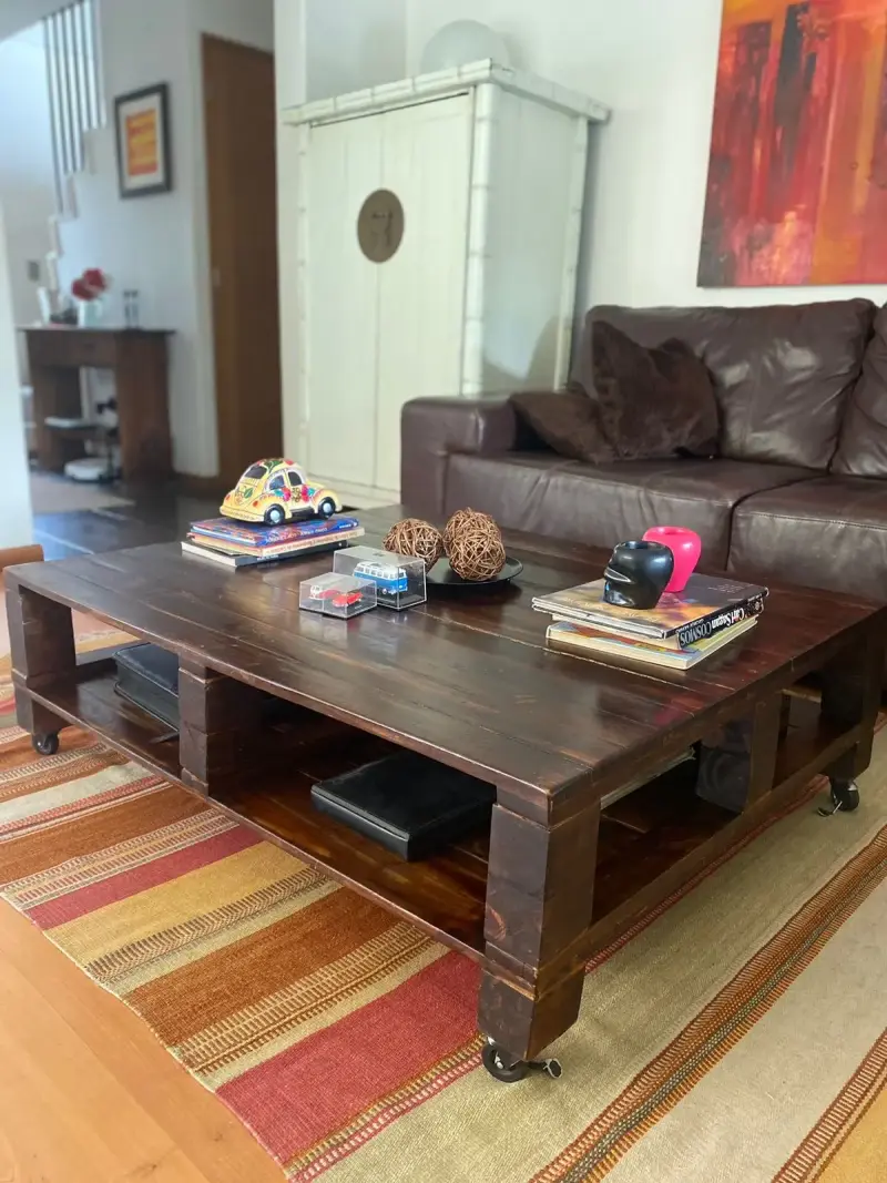 Mesa de centro de madera con ruedas