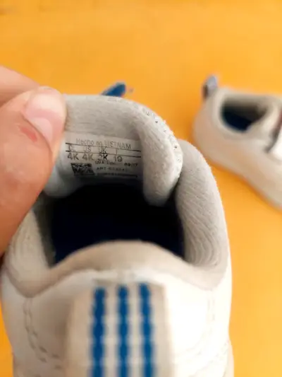 Zapatillas blancas con rayas azules - miniatura 1