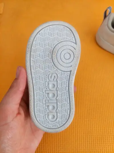 Zapatillas blancas con rayas azules - miniatura 2