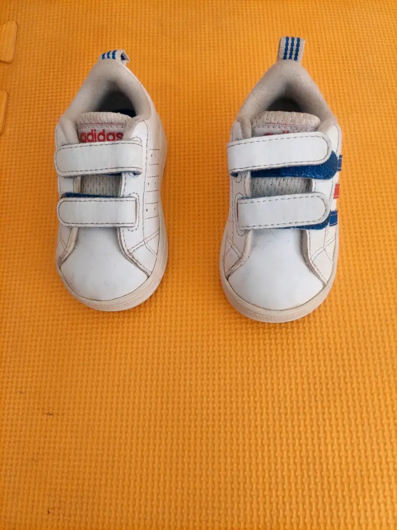 Zapatillas blancas con rayas azules - 3