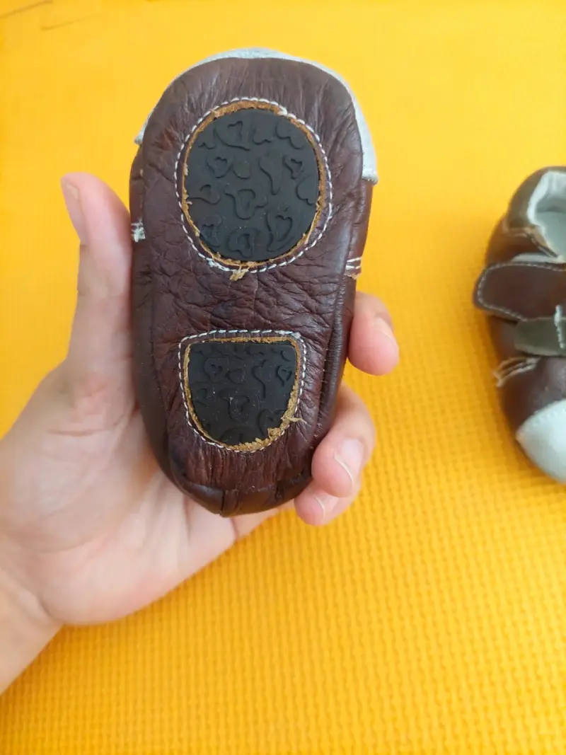 Zapatos de bebé marrones y grises - 2