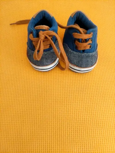 Zapatitos de bebé azul y café - miniatura 1