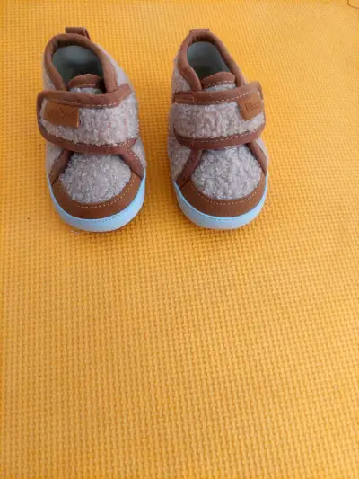 Zapatos de bebé marrones con velcro - miniatura 1