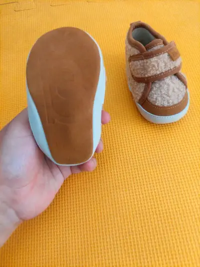 Zapatos de bebé marrones con velcro - miniatura 2