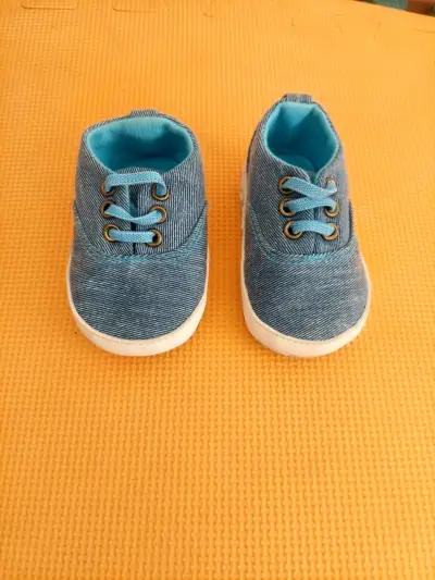 Zapatitos azules de bebé - miniatura 1